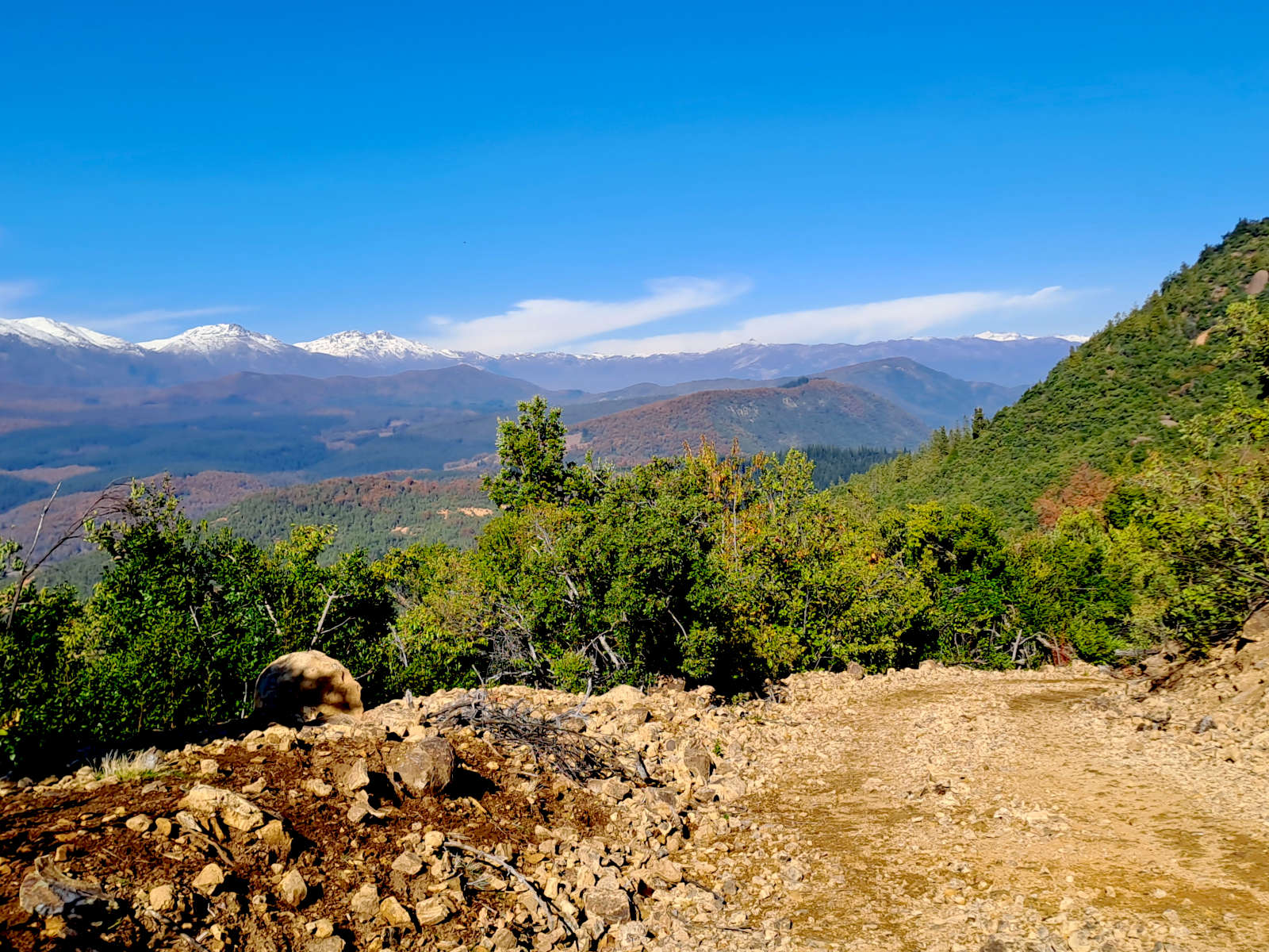 Camino en la Parte alta del Loteo LA PLACETA y vista hacia El Peine y Reserva Nacional Altos de Lircay