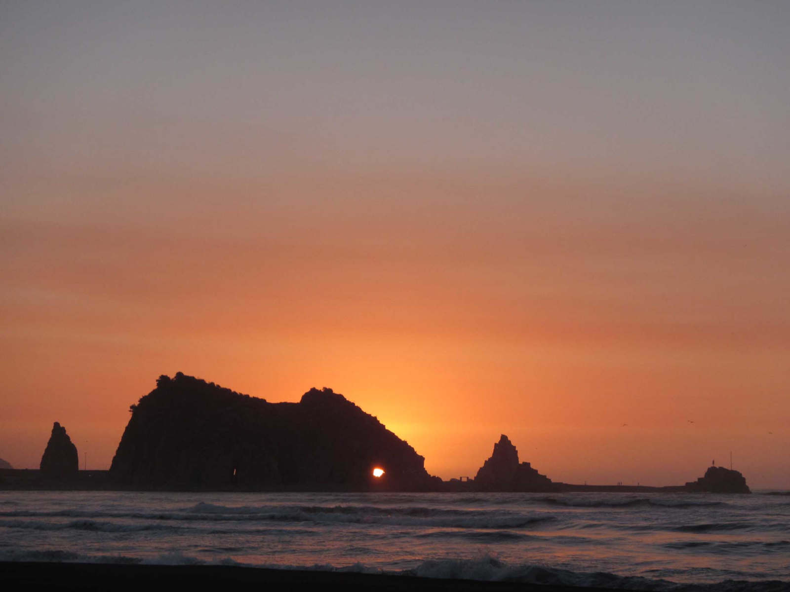 Constitución, playa y rocas, puesta del sol